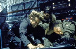 Ein Terroristen-Kommando entf&uuml;hrt ein Flugzeug mit dem amerikanischen Vizepr&auml;sidenten an Bord. Der Spezialagent Rick Harding (Michael Dudikoff, li.) und seine zwei Kollegen k&ouml;nnen in die Maschine eindringen ...