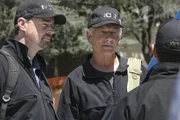 Willkommen zurück: McGee (Sean Murray, l.) und Gibbs (Mark Harmon, r.) werden von Nick am Leichenfundort begrüßt. Willkommen zurück: McGee (Sean Murray, l.) und Gibbs (Mark Harmon, r.) werden von Nick am Leichenfundort begrüßt.