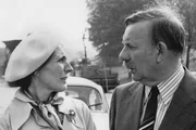 Martha (Helga Feddersen) und Kurt Mewes (Günter Kütemeyer) schauen sich verdrossen an. Das ruppige Verhalten ihres unglücklich verliebten Sohnes verwirrt sie. Martha (Helga Feddersen) und Kurt Mewes (Günter Kütemeyer) schauen sich verdrossen an. Das ruppige Verhalten ihres unglücklich verliebten Sohnes verwirrt sie.