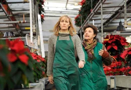 Maria (Monika Baumgartner) will ihre Nichte Johanna (Gesine Cukrowski, links) dazu bringen, sich von ihrem Exmann helfen zu lassen.