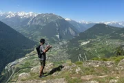 Kameramann auf Plattform: Unsere Dreharbeiten waren ebenfalls extrem.- auf einer Plattform 610 Meter über dem Talboden.