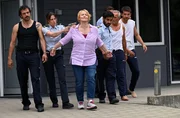 Die Situation ist angespannt. Shiba (Tatiana Nekrasov, 2.v.l.) hält die Waffe auf Nele Fehrenbach (Floriane Daniel, M.) gerichtet, als die Geiselnehmer mit ihren Geiseln das Revier verlassen.