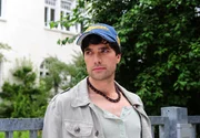 Konstantin (Moritz Tittel) bringt es nicht fertig, sich vor seiner Mutter und seinem Zwillingsbruder zu erkennen zu geben.