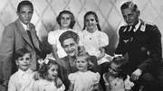 Auf dem Familienportrait sind Joseph und Magda Goebbels mit ihren sechs gemeinsamen Kindern Helga, Hildegard, Helmut, Holdine, Hedwig und Heidrun zu sehen. Daneben, rechts im Bild, sitzt Harald Quandt, Magdas erwachsener Sohn aus erster Ehe.