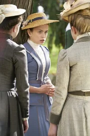 Anne (Ella Ballentine, Mitte) lernt fleißiger als alle anderen und wird belohnt: Sie erhält ein begehrtes Stipendium. Anne (Ella Ballentine, Mitte) lernt fleißiger als alle anderen und wird belohnt: Sie erhält ein begehrtes Stipendium.