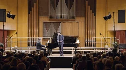 Andr&eacute; Schuen gibt ein Konzert in Bozen als Lieds&auml;nger.