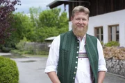 Bernhard Redel vor seinem Bauernhof.