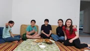 Narges und ihre Familie in ihrem Wohnzimmer.