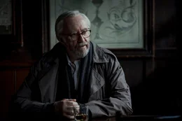 Bill Compton (Jonathan Pryce)