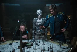 Wei&szlig; Jaylah (Sofia Boutella, M.) mehr &uuml;ber ihren neuen Feind und dessen Absichten, als Scotty (Simon Pegg, l.) und Captain Kirk (Chris Pine, r.) je geahnt h&auml;tten?; Wei&szlig; Jaylah (Sofia Boutella, M.) mehr &uuml;ber ihren neuen Feind und dessen Absichten, als Scotty (Simon Pegg, l.) und Captain Kirk (Chris Pine, r.) je geahnt h&auml;tten?