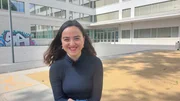 Narges lächelnd vor ihrer Schule.