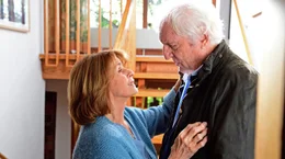 Marianne (Senta Berger, li.) versucht G&uuml;nter (G&uuml;nther Maria Halmer, re.) davon abzuhalten, sich mit seinem Freund Heinz zu duellieren.