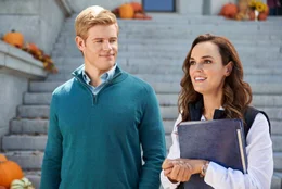 Anw&auml;ltin Claire (Erin Cahill) trifft auf ihren alten Highschool-Rivalen Patrick (Trevor Donovan).