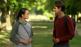 Aus der einstigen Konkurrenz zwischen Marguerite (Ella Rumpf, l.) und ihrem Kommilitonen Lucas (Julien Frison) entwickelt sich nach Marguerites Studienabbruch eine Freundschaft und mehr.