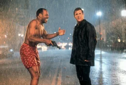 Martin Riggs (Mel Gibson, r), Roger Murtaugh (Danny Glover, l)