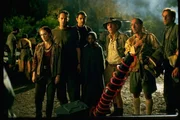 L-R: Dr. Sarah Harding (Julianne Moore), Nick Van Owen (Vince Vaughn), Dr. Ian Malcolm (Jeff Goldblum), Kelly Curtis  (Vanessa Chester), Roland Tembo (Pete Postlethwaite), Ajay Sidhu (Harvey Jason) und Dieter Stark ('Peter Stormare)