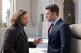 Noch wei&szlig; Lokalreporter Cal McAffrey (Russell Crowe, l.) nicht, ob sein Freund, der Kongressabgeordnete Stephen Collins (Ben Affleck, r.), wirklich eine wei&szlig;e Weste hat ?
