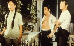 L-R: Maria Yi (Chow Mei), Kun Li (Ah Kun) und Bruce Lee (Cheng Chao-an)
