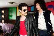 Freddie Mercury (Rami Malek, l.); Brian May (Gwilym Lee, r.)