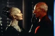 Die Borg-K&ouml;nigin (Alice Krige, l.) begr&uuml;&szlig;t Picard (Patrick Stewart, r.), nachdem die Borg die Enterprise geentert haben ...