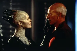 Die Borg-K&ouml;nigin (Alice Krige, l.) begr&uuml;&szlig;t Picard (Patrick Stewart, r.), nachdem die Borg die Enterprise geentert haben ...