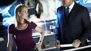 Catherine Willows (Marg Helgenberger, li.) und Dr. Raymond Langston (Laurence Fishburne)