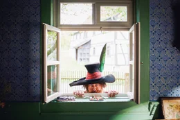 Der R&auml;uber Hotzenplotz (Nicholas Ofczarek) liegt am K&uuml;chenfenster der Gro&szlig;mutter auf Lauer. Er hat es auf ihre hei&szlig; geliebte Kaffeem&uuml;hle abgesehen.