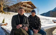 Martin Gruber (Hans Sigl, l.) sucht Rat bei seinem Bruder Hans (Heiko Ruprecht, r.): Im Fall seiner Patientin Johanna steckt er in einer Zwickmühle.