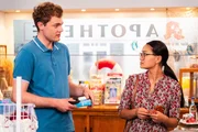 Lien (Nui Nguyen) bittet Philipp (Philipp Schneider, KLD) um Hilfe, sie beim Mathelernen zu beaufsichtigen.