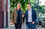 Finn (Sven Martinek, l.) und Lars (Ingo Naujoks, r.) bekommen von Jonas am Telefon einen interessanten Hinweis.