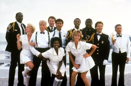 (v.l.n.r.): Hightower (Bubba Smith), Debbie (Leslie Easterbrook), Kommandant Lassard (George Gaynes), Tackleberry (David Graf), Hooks (Marion Ramsey), Nick (Matt McCoy), Jones (Michael Winslow), Kate (Janet Jones), Proctor (Lance Kinsey) und Captain Harris (G. W. Bailey)