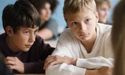 R&eacute;mi (Gustav De Waele, links) und L&eacute;o (Eden Dambrine) verbindet eine ungew&ouml;hnlich innige Freundschaft, die von den Mitsch&uuml;lern verspottet wird.