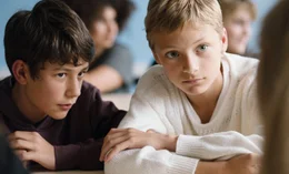 R&eacute;mi (Gustav De Waele, links) und L&eacute;o (Eden Dambrine) verbindet eine ungew&ouml;hnlich innige Freundschaft, die von den Mitsch&uuml;lern verspottet wird.