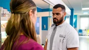 Dr. ?ahin (Nicolas Fethi Türksever, r.) hält Abstand – zu viel steht zwischen ihm und Betty (Henrike Hahn, l). Gibt es noch eine Chance für beide?