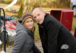 Oliver (G&ouml;tz Schubert) zieht bei Johanna (Gesine Cukrowski) ein.