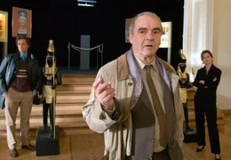 Die Museumsdirektorin (Barbara Schnitzler) teilt Kommissar Leibniz (Walter Kreye, Mitte) und seinem Assistenten Schelling (Michael Pink) mit, dass jemand ins Museum eingedrungen ist. Doch niemand wei&szlig;, wie er unbemerkt hinein und wieder herauskommen konnte.