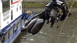 Das Peilschiff "Waschb&auml;r" im Einsatz: An seinem Rumpf befinden sich unz&auml;hlige Messger&auml;te, darunter 30 Echolote, die den Grund des Kanals abscannen. Sogar Bierflaschen k&ouml;nnen so aufgesp&uuml;rt werden. Vielmehr haben es die Vermessungstechniker aber mit Fahrr&auml;dern, Einkaufsw&auml;gen und sogar Tresoren zu tun.
