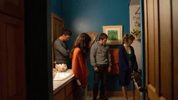 Josh (Jeremy Allen White, M.) hat bei einem handfesten Streit den Hausverwalter Taylor (Toby Huss, r.) beinahe tot geschlagen. Charlie (Dan Stevens, l.), Mina (Sheila Vand, 2.v.l.) und Michelle (Alison Brie, 2.v.r.) suchen nach einer L&ouml;sung f&uuml;r das Problem.