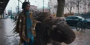 Ama (Amani-Jean Philippe) und Totem laufen in Rotterdam entlang - traurig, dass sie ihren Vater nicht findet.