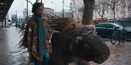 Ama (Amani-Jean Philippe) und Totem laufen in Rotterdam entlang - traurig, dass sie ihren Vater nicht findet.