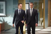 Mike (Patrick J. Adams, l.) und Harvey (Gabriel Macht, r.) ziehen an einem Strang – nicht nur im Fall, sondern auch gegen ihre eigene Kanzlei. Die Trennung von Darby ist beschlossene Sache, doch das eigentliche Spiel beginnt erst jetzt. Mike (Patrick J. Adams, l.) und Harvey (Gabriel Macht, r.) ziehen an einem Strang – nicht nur im Fall, sondern auch gegen ihre eigene Kanzlei. Die Trennung von Darby ist beschlossene Sache, doch das eigentliche Spiel beginnt erst jetzt.