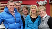Monika (63, re.) und ihre Kinder Michael (37, 2.v.li.), Bettina (43, 3.v.re.) und Sabine (41, 2.v.re.) sind komplett &uuml;berfordert. Vor einem Jahr starb Monikas Mann Franz an Krebs und hinterlie&szlig; seiner Familie mehrere Schuppen, Garagen und R&auml;ume - alle randvoll mit Oldtimern und Autoersatzteilen. Um der Familie beim Verkauf der Sachen zu helfen, macht sich Tr&ouml;delexperte und Autoliebhaber Otto Schulte auf den Weg in den Hochschwarzwald. Tr&ouml;delprofi Otto Schulte (li.) kommt zur Unterst&uuml;tzung.