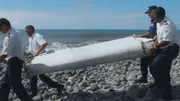 Eine erste Spur: Im Juli 2015 wird auf La R&eacute;union eine Fl&uuml;gelklappe gefunden. Wie sich sp&auml;ter herausstellt, stammt sie von MH370.