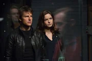Da Ilsa (Rebecca Ferguson, r.) ihn um den Finger gewickelt hat, hilft Hunt (Tom Cruise, l.) ihr einen USB-Stick mit geheimen Daten zu stehlen. Er ahnt nicht, welche Folgen das mit sich bringt ...