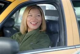 MIt ihrer neu erworbenen Taxilizenz ist die New Yorkerin Belle (Queen Latifah) die "Queen of the road" - bis der chaotische Undercover-Cop Andy Washburn in ihr Taxi steigt.