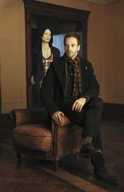 (1. Staffel) - Nachdem er in London in Ungnade gefallen ist und eine Zeit in einer Reha-Klinik verbrachte, muss Meisterdetektiv Sherlock Holmes (Jonny Lee Miller, vorne) ein neues Leben in Manhattan starten. Dort zwingt ihn sein wohlhabender Vater Seite an Seite mit Holmes schlimmsten Albtraum zu leben: der nüchternen "Aufpasserin" Dr. Joan Watson (Lucy Liu, hinten) ...