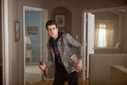 Erst wollte Charley seinem besten Freund Ed (Christopher Mintz-Plasse) kein Wort von der haarstr&auml;ubenden Vampirgeschichte glauben, doch als auch dieser spurlos verschwindet, nimmt er den neuen Nachbarn mal sehr genau unter die Lupe - und entdeckt ein grauenvolles Geheimnis ...