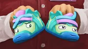 Dank eines Einfalls von Dalli (rechts) verlassen die beiden Turnschuhe erstmals das Schaufenster.