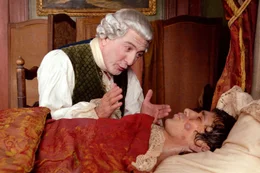 Der Parf&uuml;meur Baldini (Dustin Hoffman, l.) ist seinem Gesellen Jean-Baptiste (Ben Whishaw, r.) zu gro&szlig;em Dank verpflichtet, nachdem dieser ihm geholfen hat, die Parf&uuml;merie zu retten.
