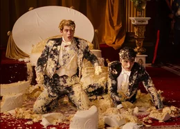 L-R: Nicholas Galitzine als Prince Henry und Taylor Zakhar Perez als Alex Claremont-Diaz